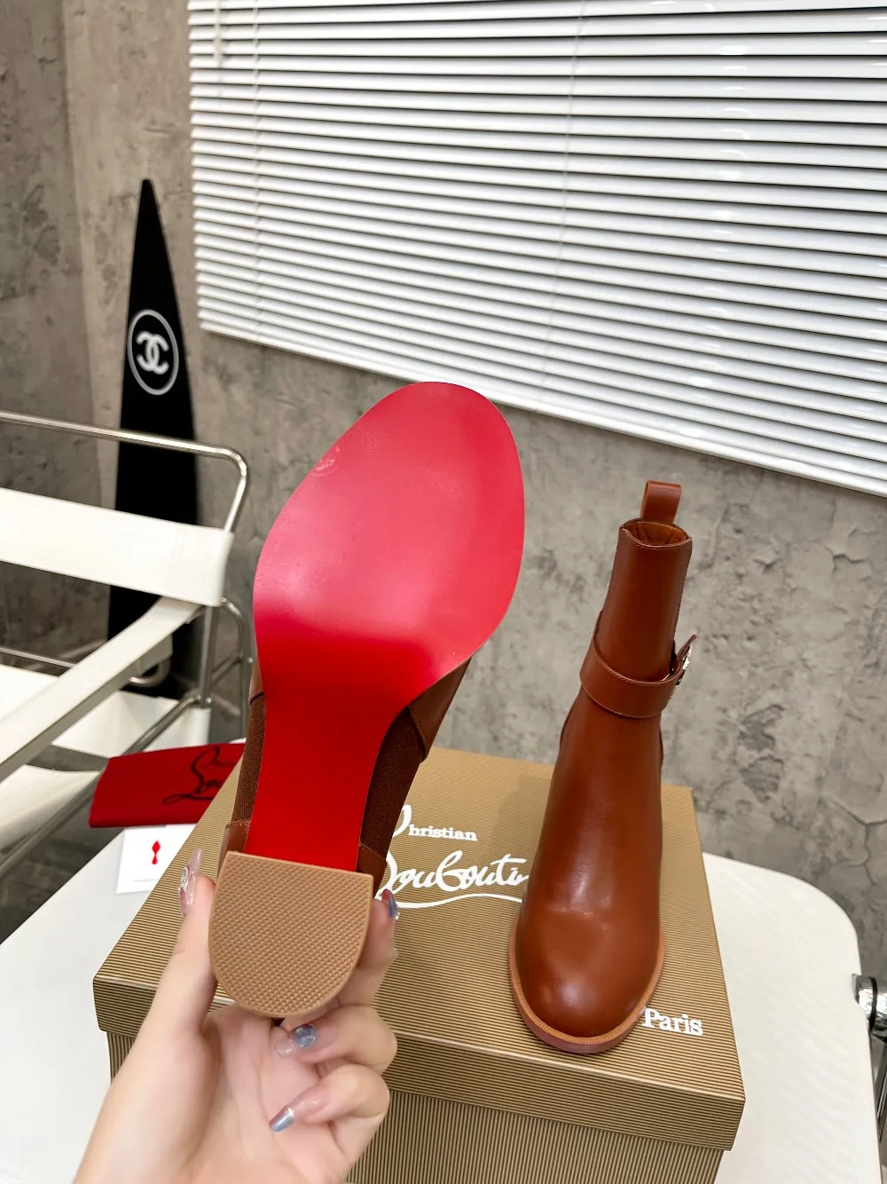 👟👟Ex-factory price 600👟👟 Christian Louboutin (CL) launches new thick-heeled thick-soled boots in 2022, made of shiny calf leather. Eye-catching embellishments on the side, elastic gold-plated Christian Louboutin (CL) logo design, tube height 6 inches (15cm) ✅Fabric: grained cowhide ✅Lining: sheepskin ✅Outsole/heel height: rubber Genuine leather heel height 7cm ✅Color: black reddish brown ✅Number: 34-41 (customized for 34,41) ✅Packaging: original board packaging